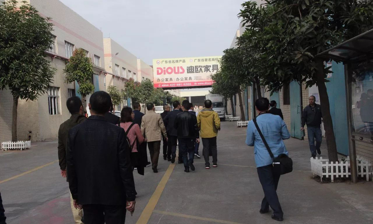 成都市家具行业商会中山考察团莅临蜜桃APP污在线观看家具参观交流