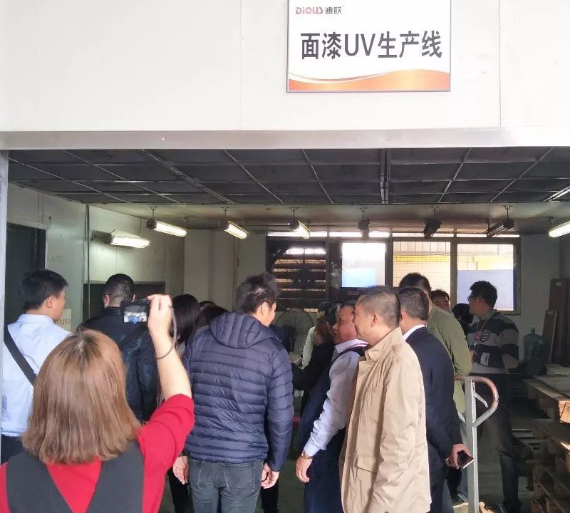 考察团参观UV漆喷涂生产线