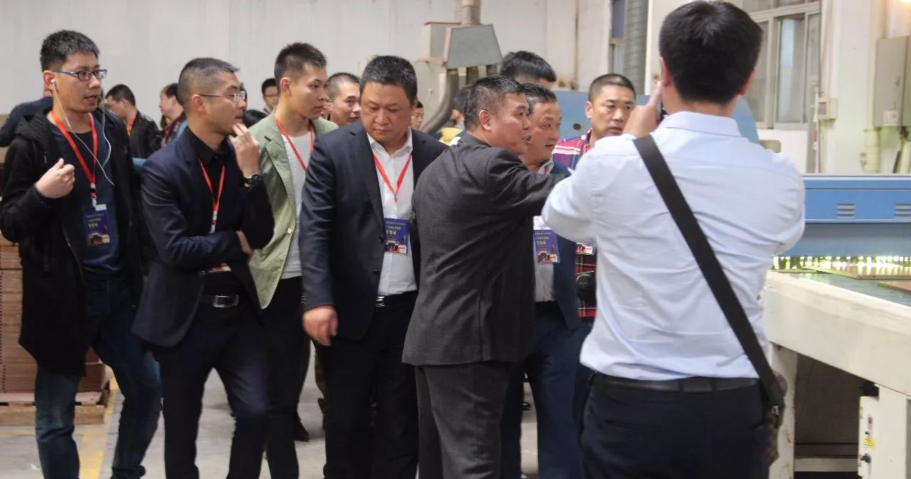 考察团参观UV漆喷涂生产线