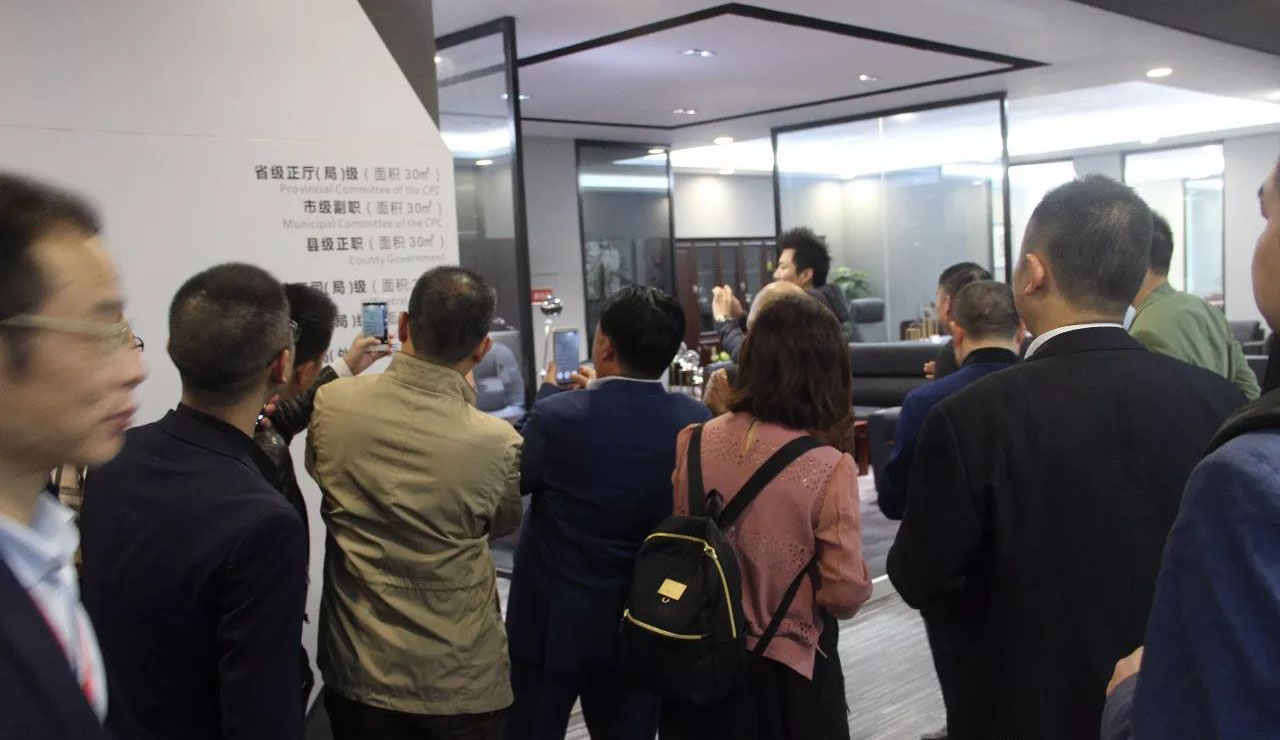 考察团成员参观工程展馆